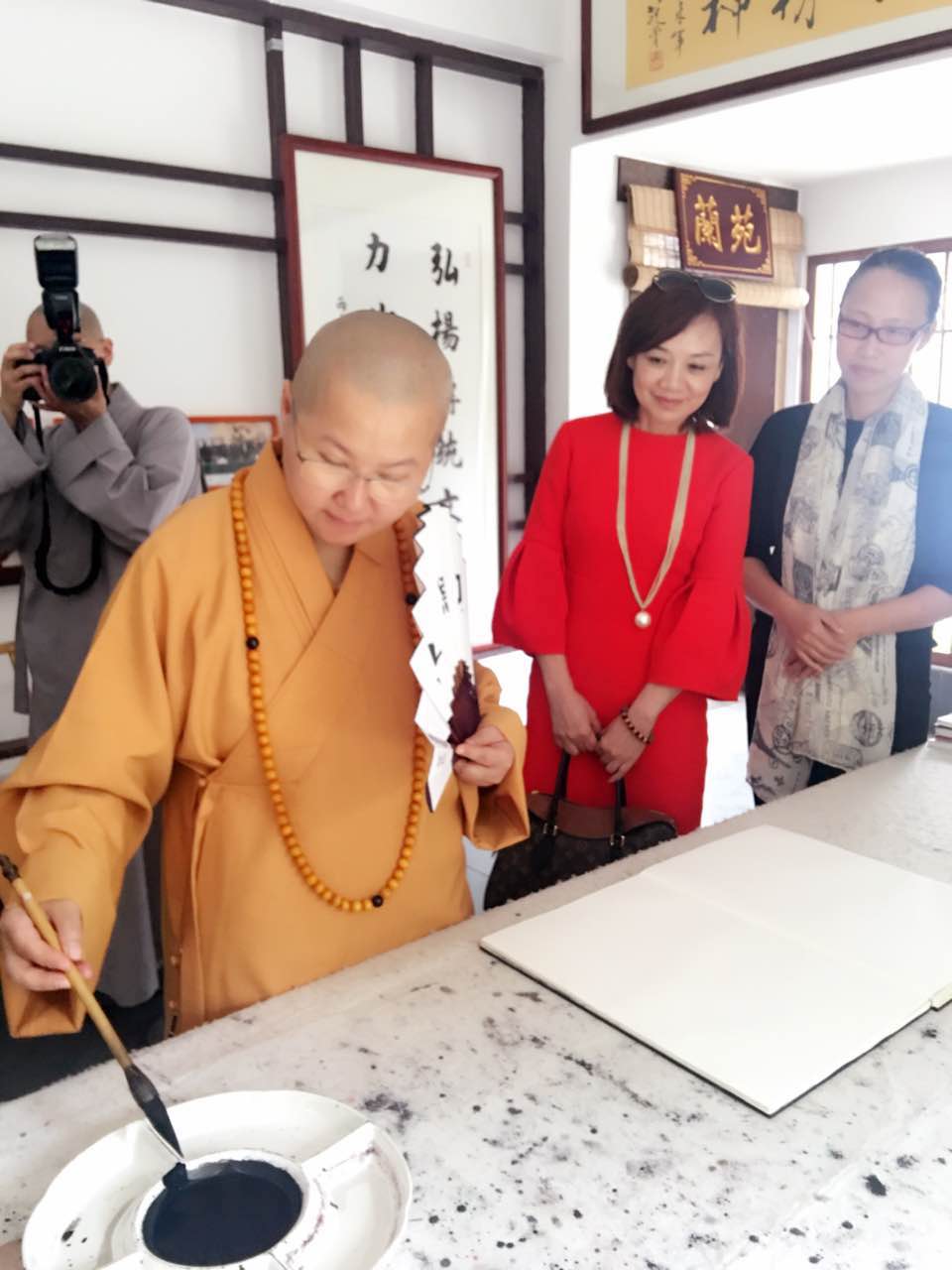 图为宽如法师挥毫泼墨